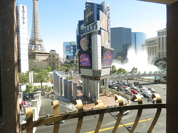 Blick aus Zimmer 114 auf den Bellagio Fountain, Bally's und das City Center