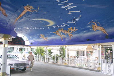 In der Wedding Drive Through Arcade